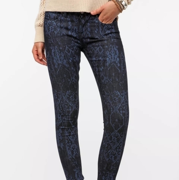 Urban Outfitters Denim - BDG Urban Outfitters Mid Rise Laser Print Twig Ankle Jeans sz 29 Dark Wash